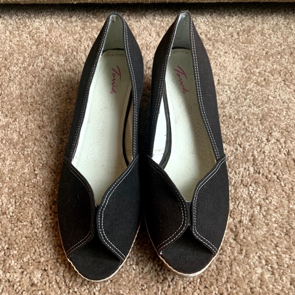 Black & White Wedges